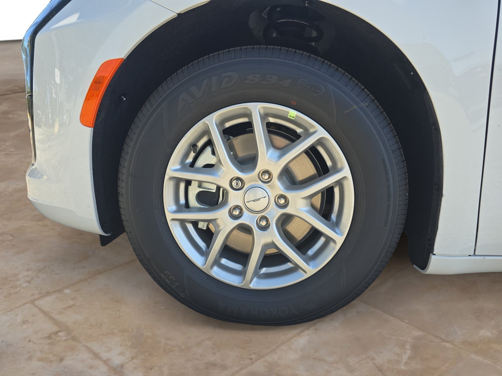 New 2027 Bright White Clearcoat Chrysler Select image 29
