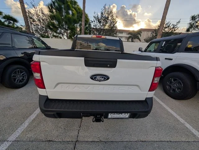 New 2025 Oxford White Ford XLT image 13