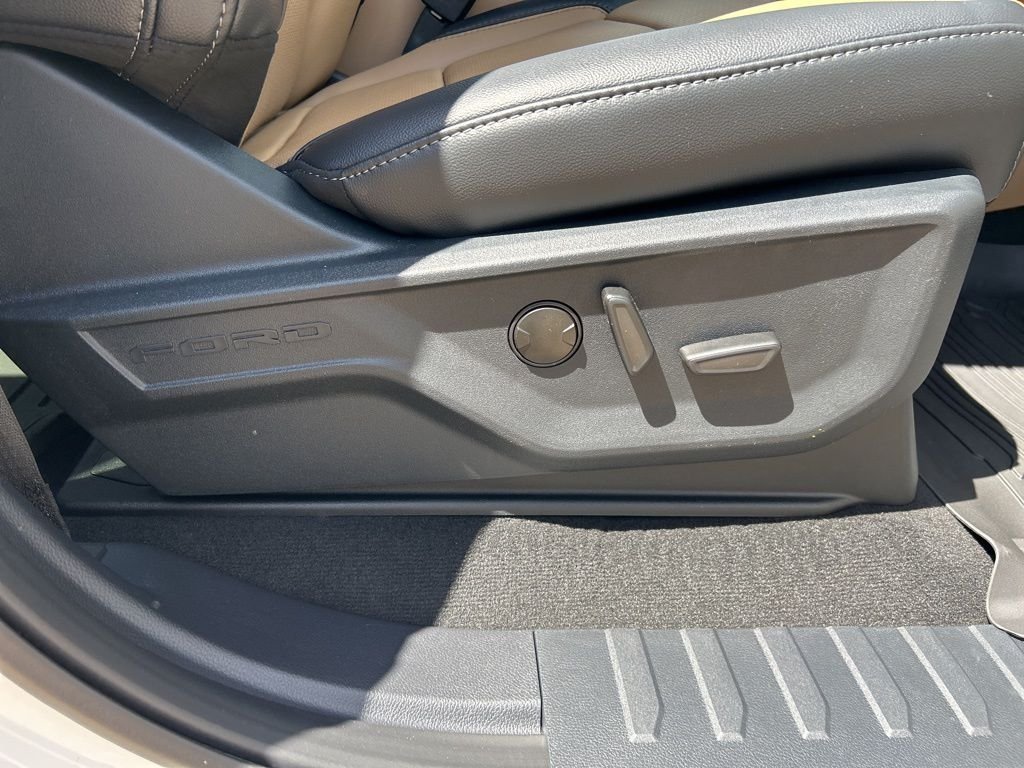 New 2026 Star White Metallic Tri-Coat Ford Lariat image 47