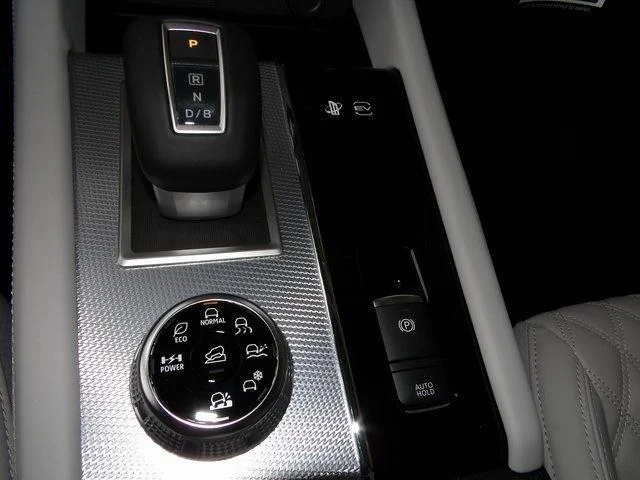 New 2025 Black Diamond/Alloy Silver Roof Mitsubishi SEL Platinum Edition image 23