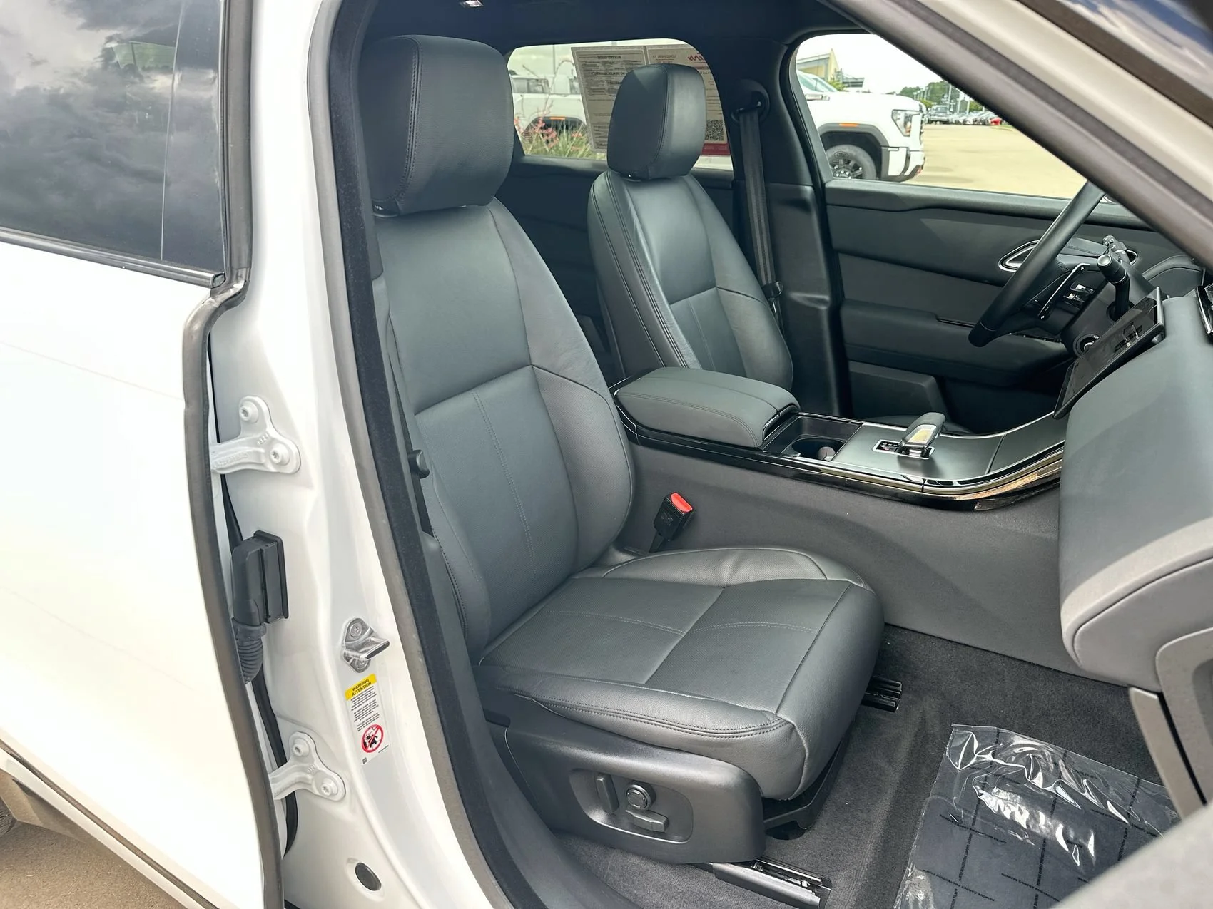 Used 2025 Silver Land Rover Dynamic SE image 25