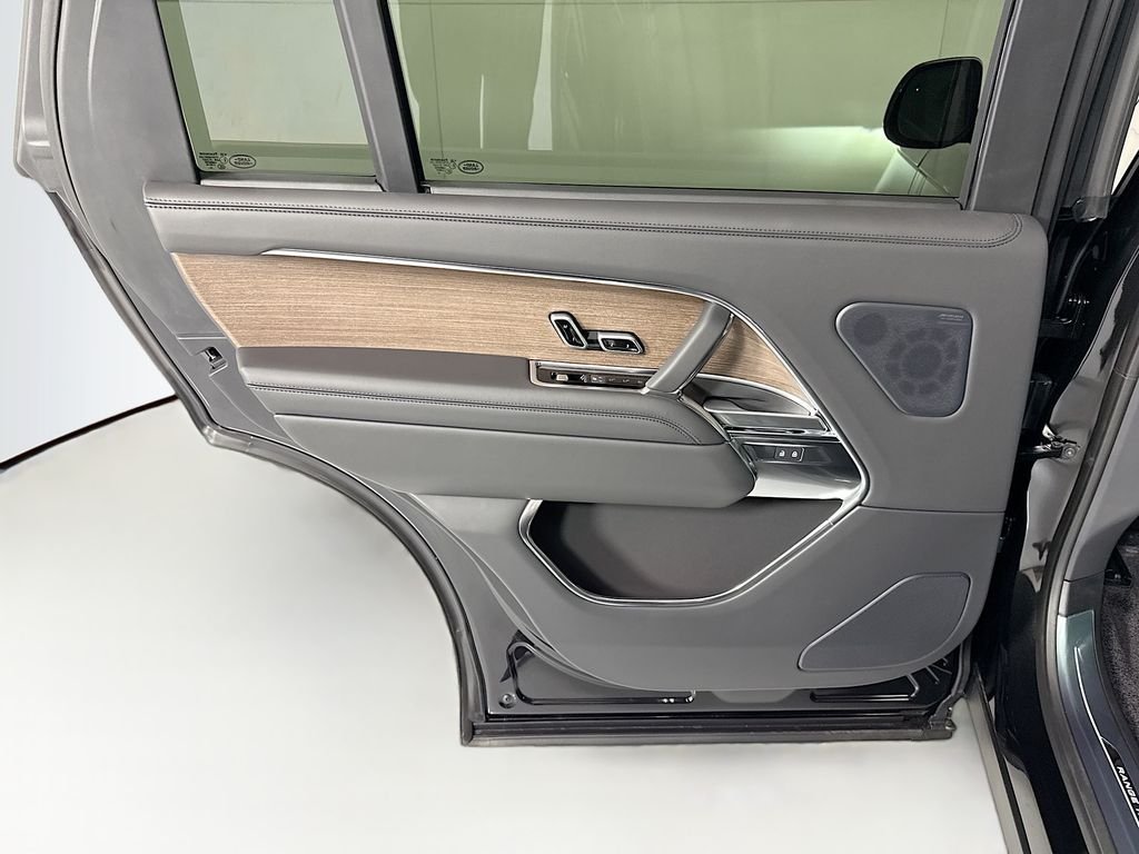 New 2026 Santorini Black Land Rover SE image 26