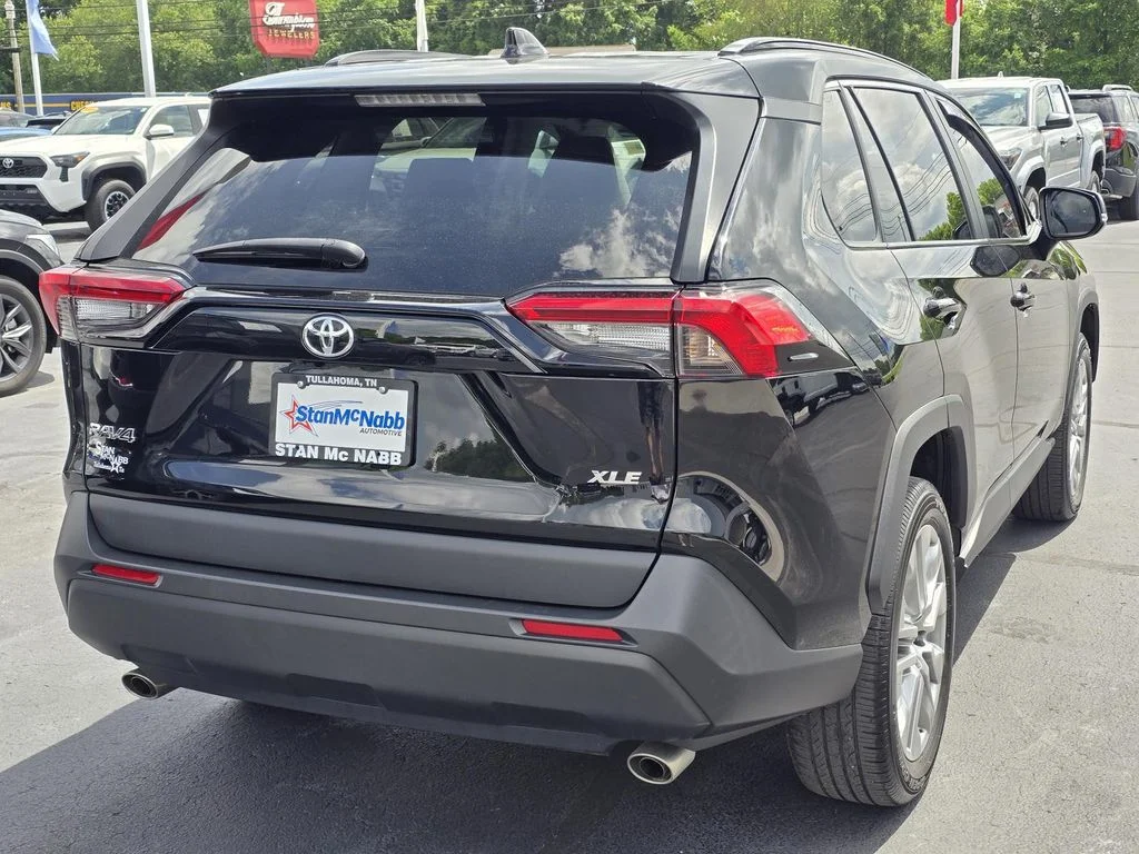 Used 2022 Midnight Black Metallic Toyota XLE Premium image 5