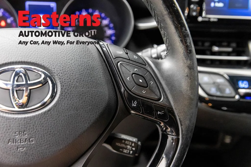 Used 2018 White Toyota XLE Premium image 16