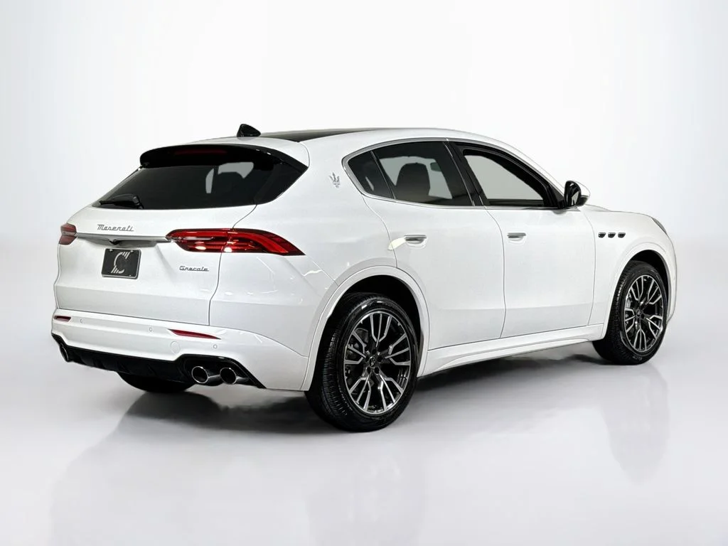 Used 2025 Bianco Maserati Base image 5