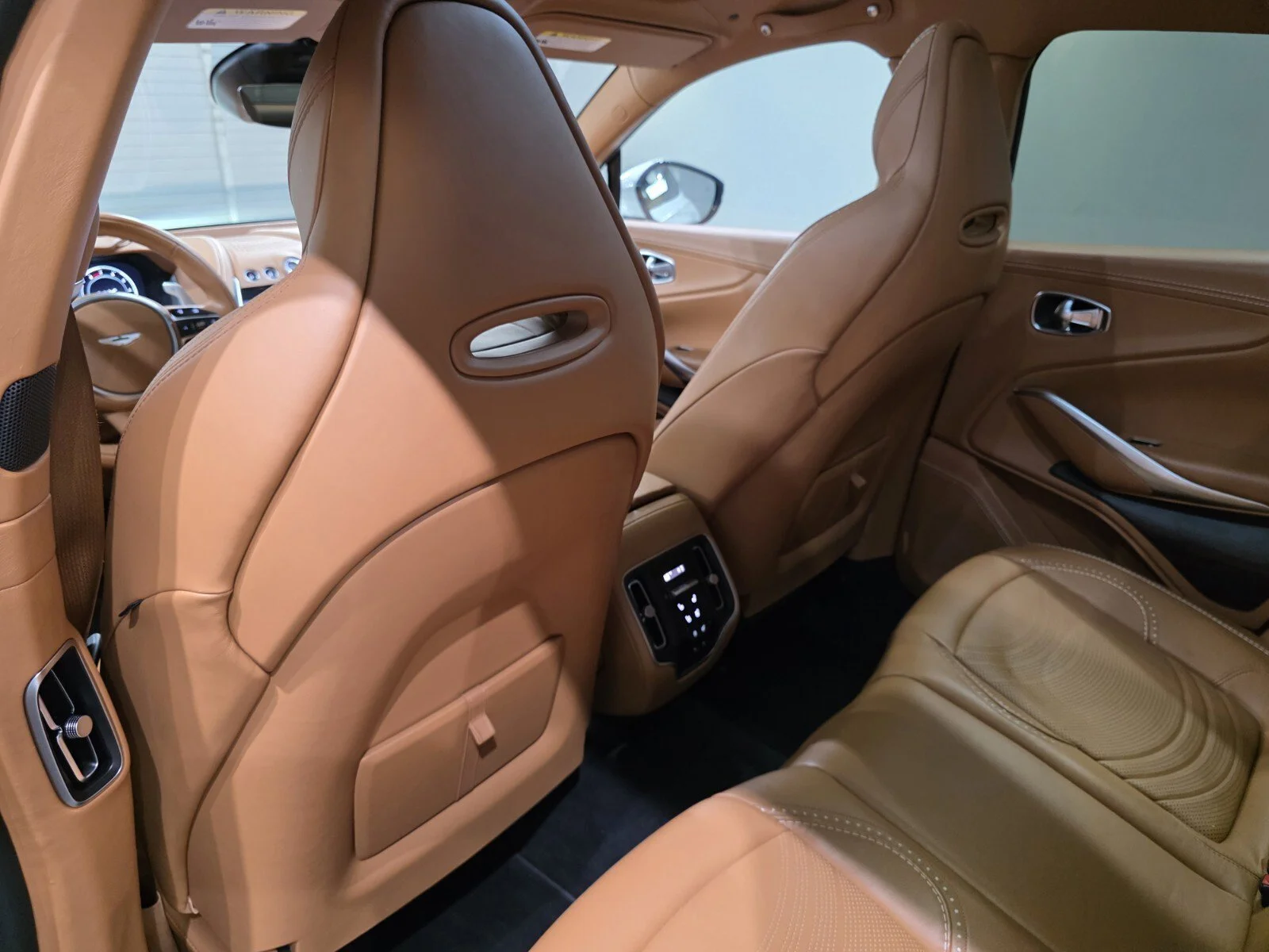 Used 2022 Stratus White Gloss Aston Martin 550 image 19