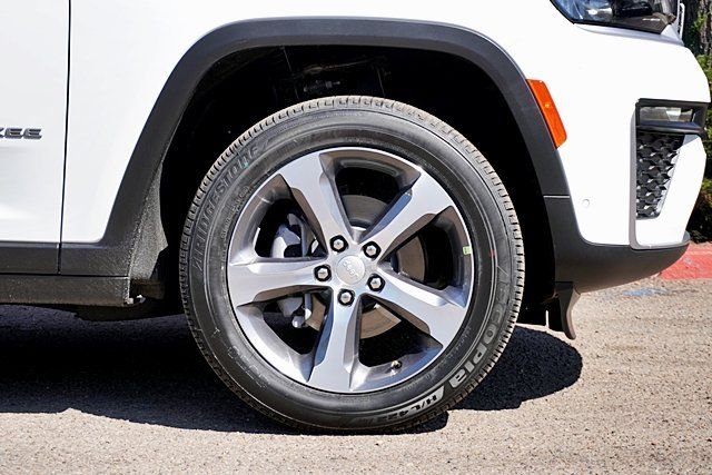 New 2026 Bright White Clear-Coat Exterior Paint Jeep Limited image 8