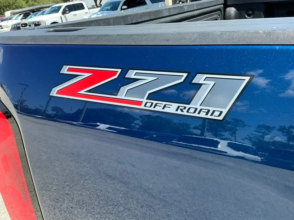 Used 2019 Blue Chevrolet Z71 image 13