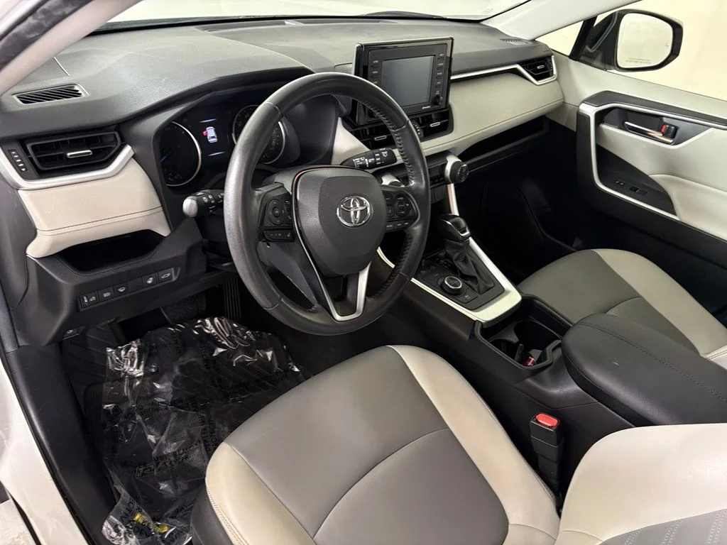 Used 2021 White Toyota XLE Premium image 17