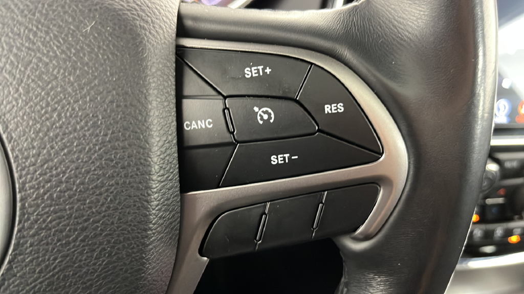 Used 2019 White/off-white Jeep Altitude image 26