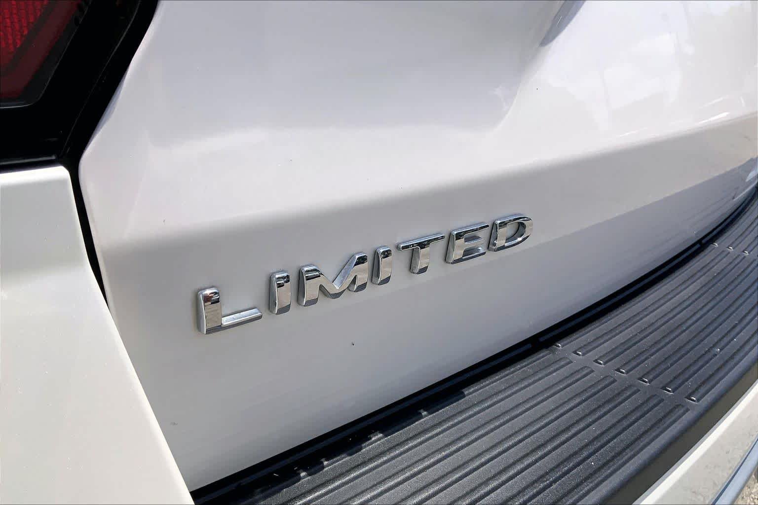 Used 2019 White Platinum Metallic Tri-Coat Ford Limited image 9