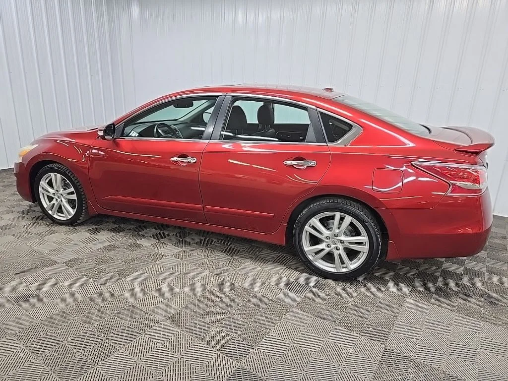 Used 2015 Red Nissan 3.5 SL image 4