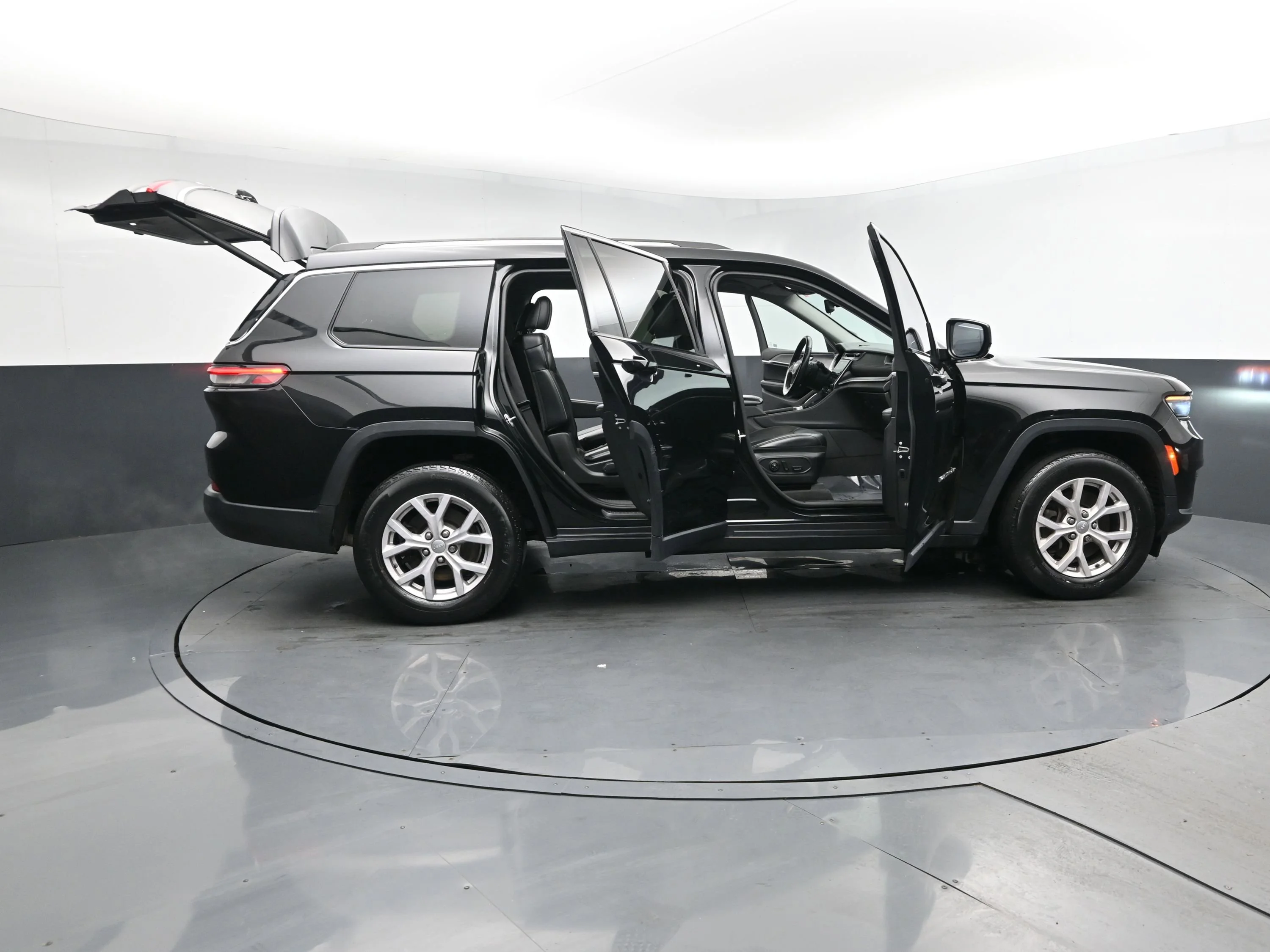 Used 2021 Diamond Black Crystal Pearlcoat Jeep Limited image 28