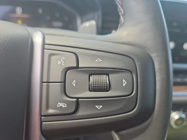 Used 2025 Silver GMC Elevation image 19