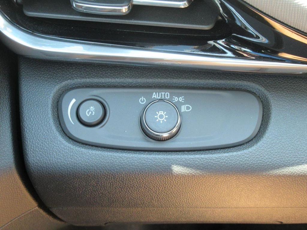 Used 2024 White Buick Avenir image 22