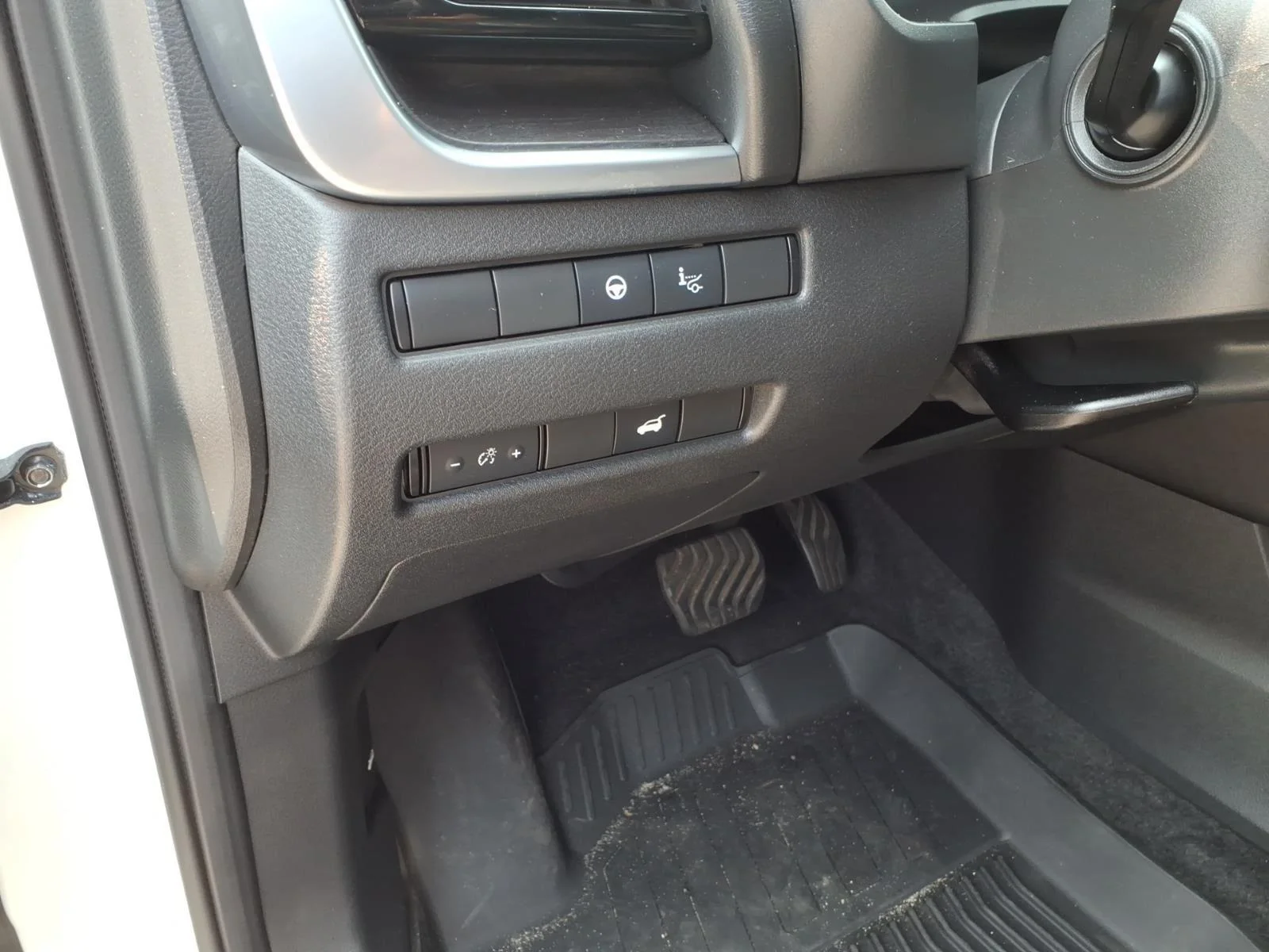 Used 2021 Pearl White Tricoat Nissan Platinum image 27