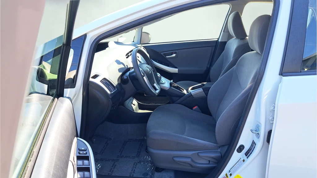 Used 2015 White Toyota Three image 10