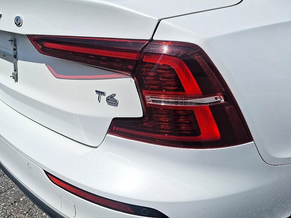 Used 2020 Crystal White Pearl Metallic Volvo Momentum image 25