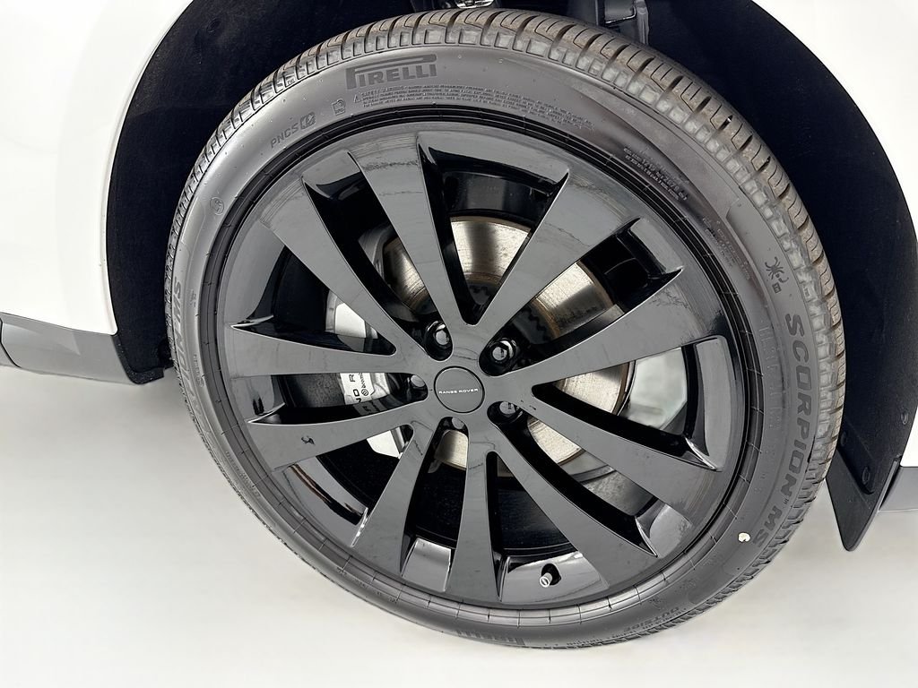 New 2026 Ostuni Pearl White Land Rover SE image 32