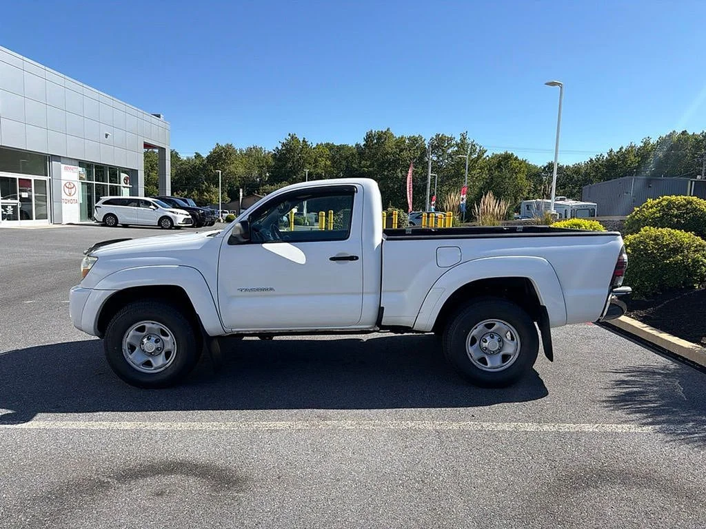 Used 2009 White Toyota Base image 3