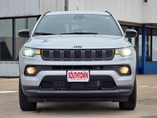 New 2026 Silver Zynith Metallic Clearcoat Jeep Latitude Altitude image 2