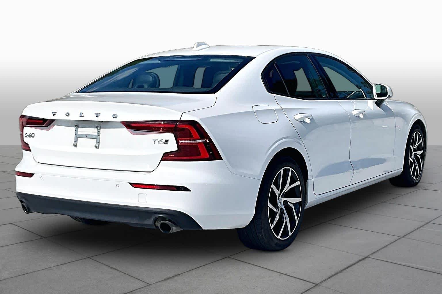 Used 2020 Crystal White Pearl Metallic Volvo Momentum image 13