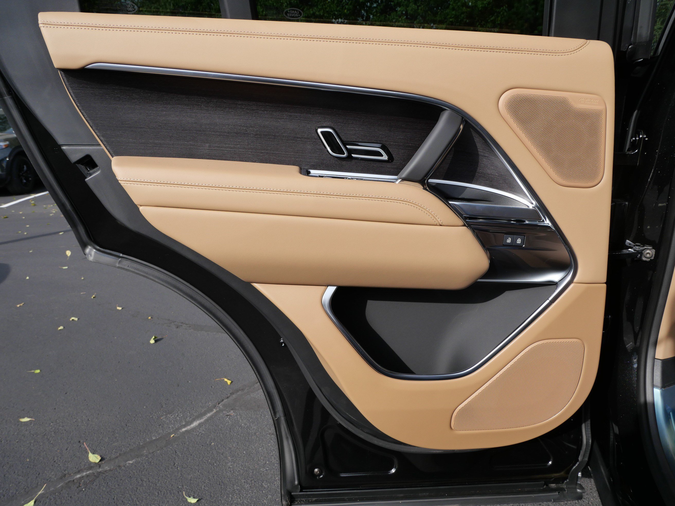 New 2027 Santorini Black LAND ROVER SE image 7