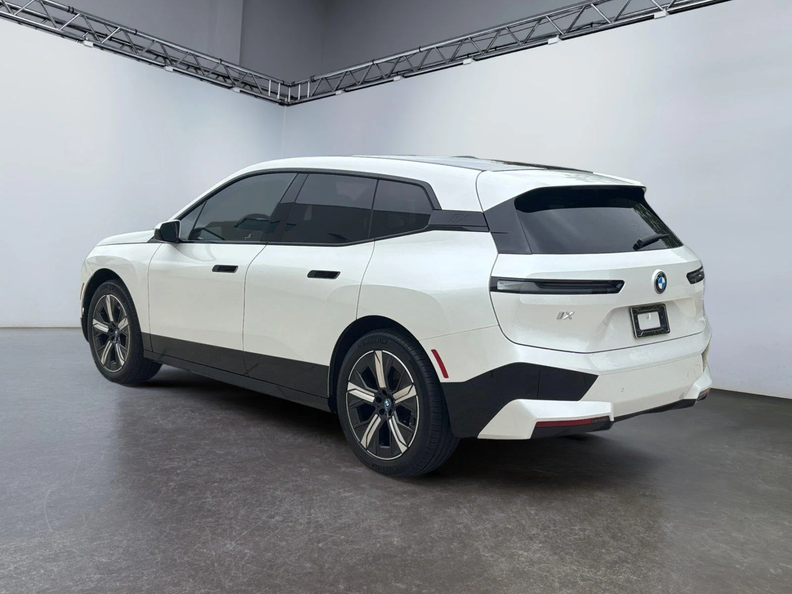 Certified Used 2025 Mineral White Metallic BMW xDrive50 image 5