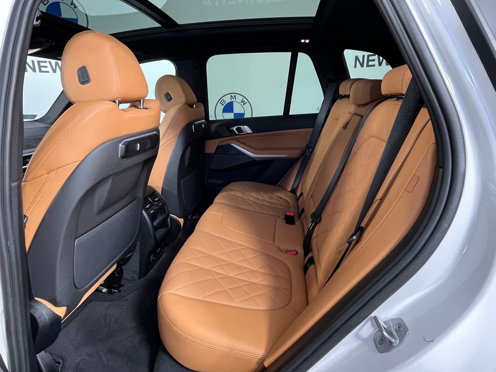 Used 2024 White BMW xDrive40i image 22