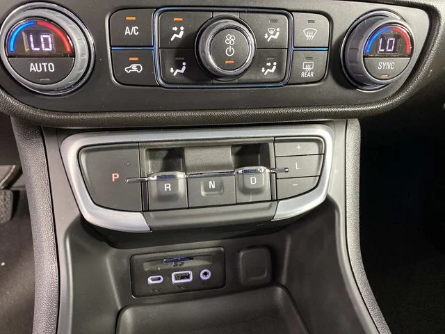 Used 2024 White GMC SLT image 19