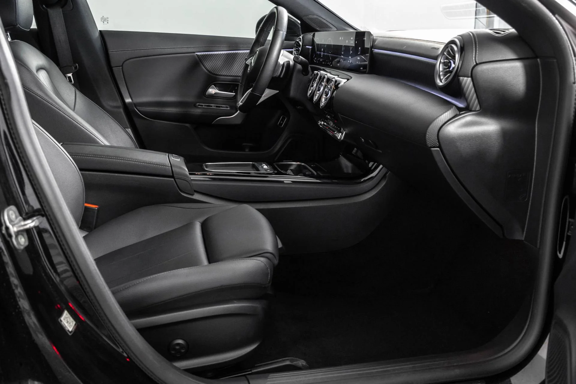 Used 2025 Black Mercedes-Benz 4MATIC® image 40