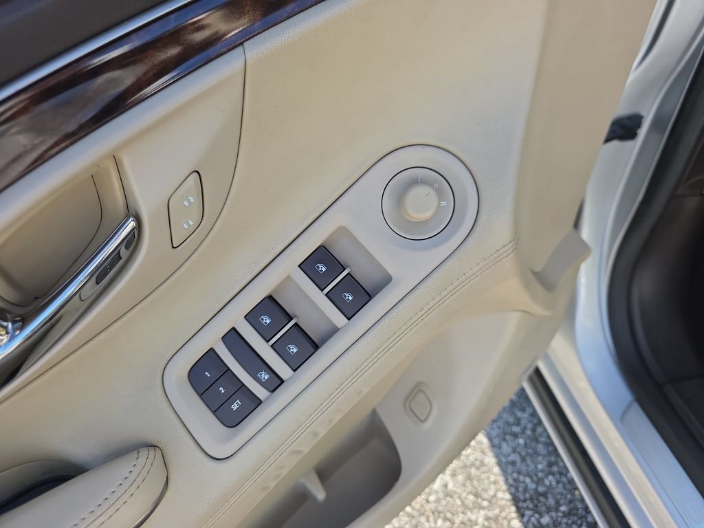 Used 2015 QUICKSILVER METALLIC Buick Leather image 19