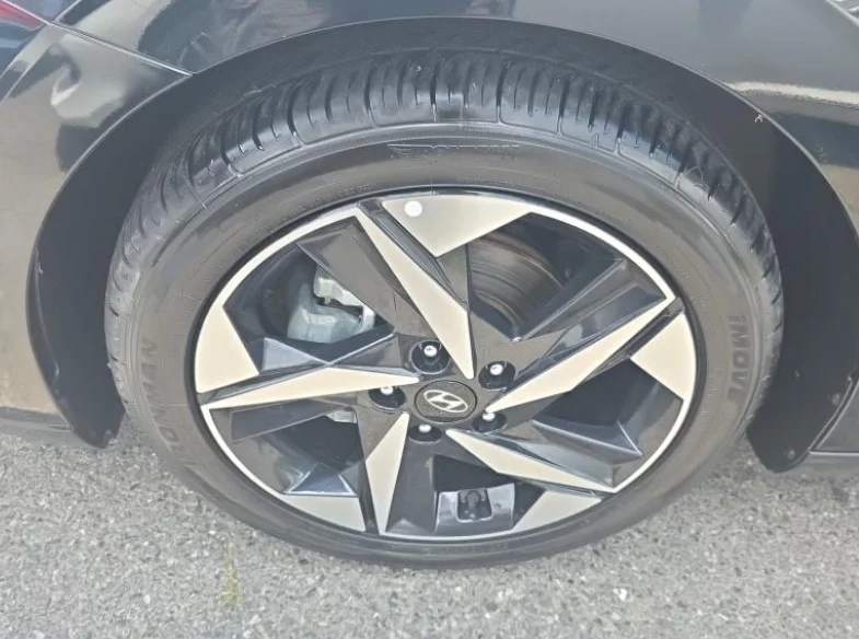 Used 2023 Black Hyundai SEL image 8