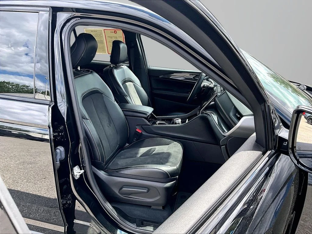 Used 2023 Black Jeep Altitude X image 8