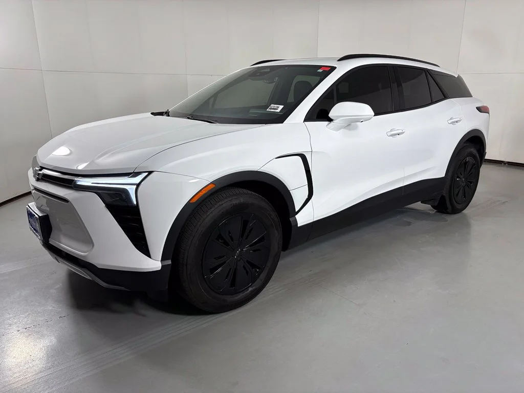 Used 2025 White Chevrolet LT image 4