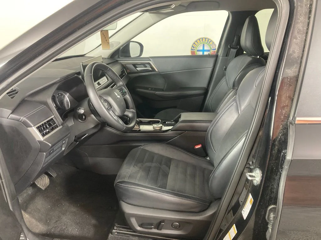 Used 2025  Mitsubishi SE image 12