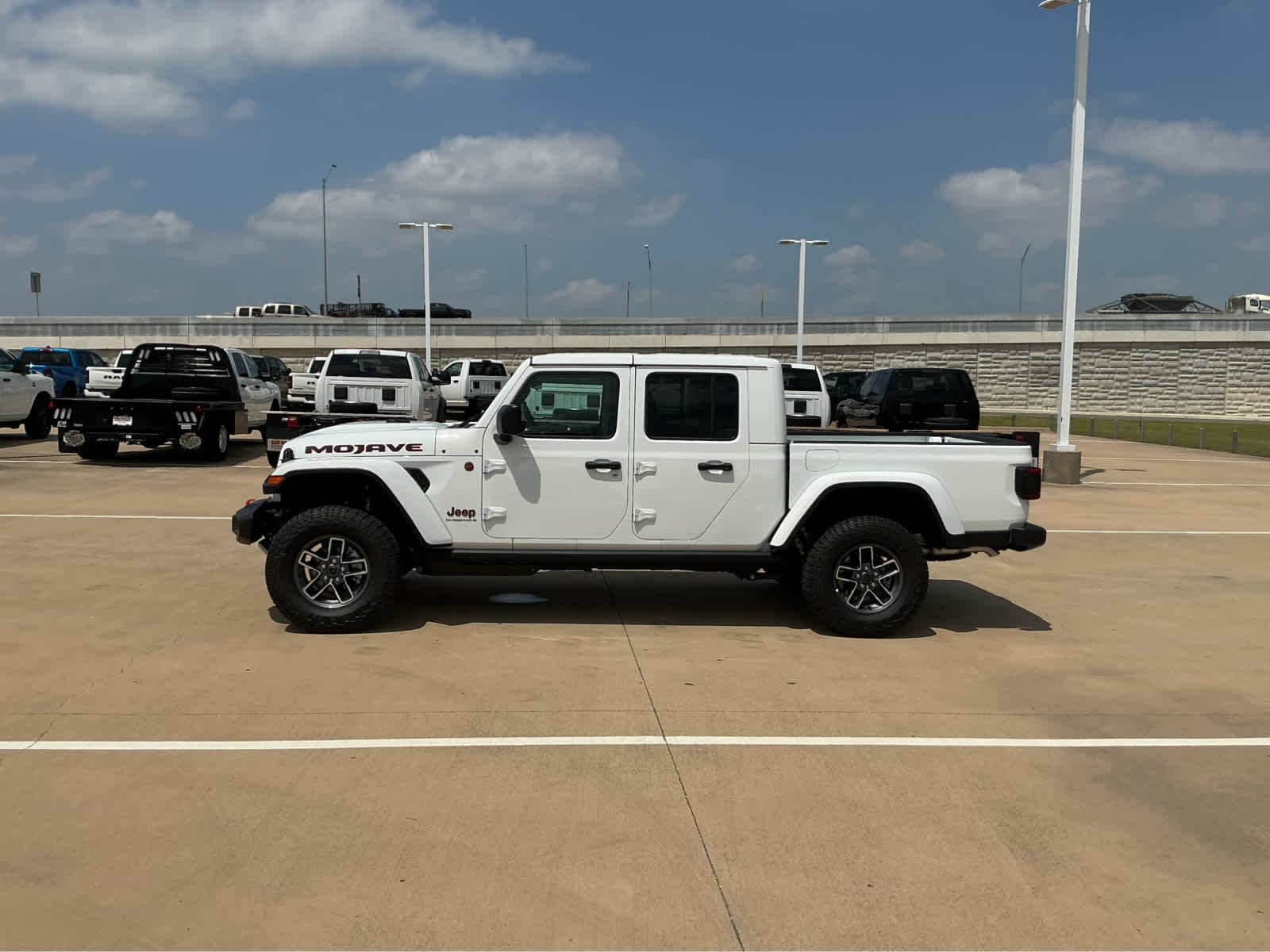 New 2026 Bright White Clear-Coat Exterior Paint Jeep Mojave image 12