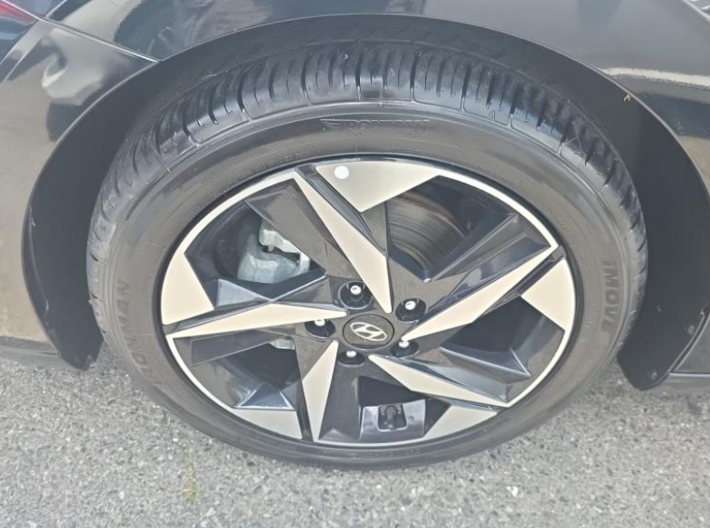 Used 2023 Black Hyundai SEL image 8