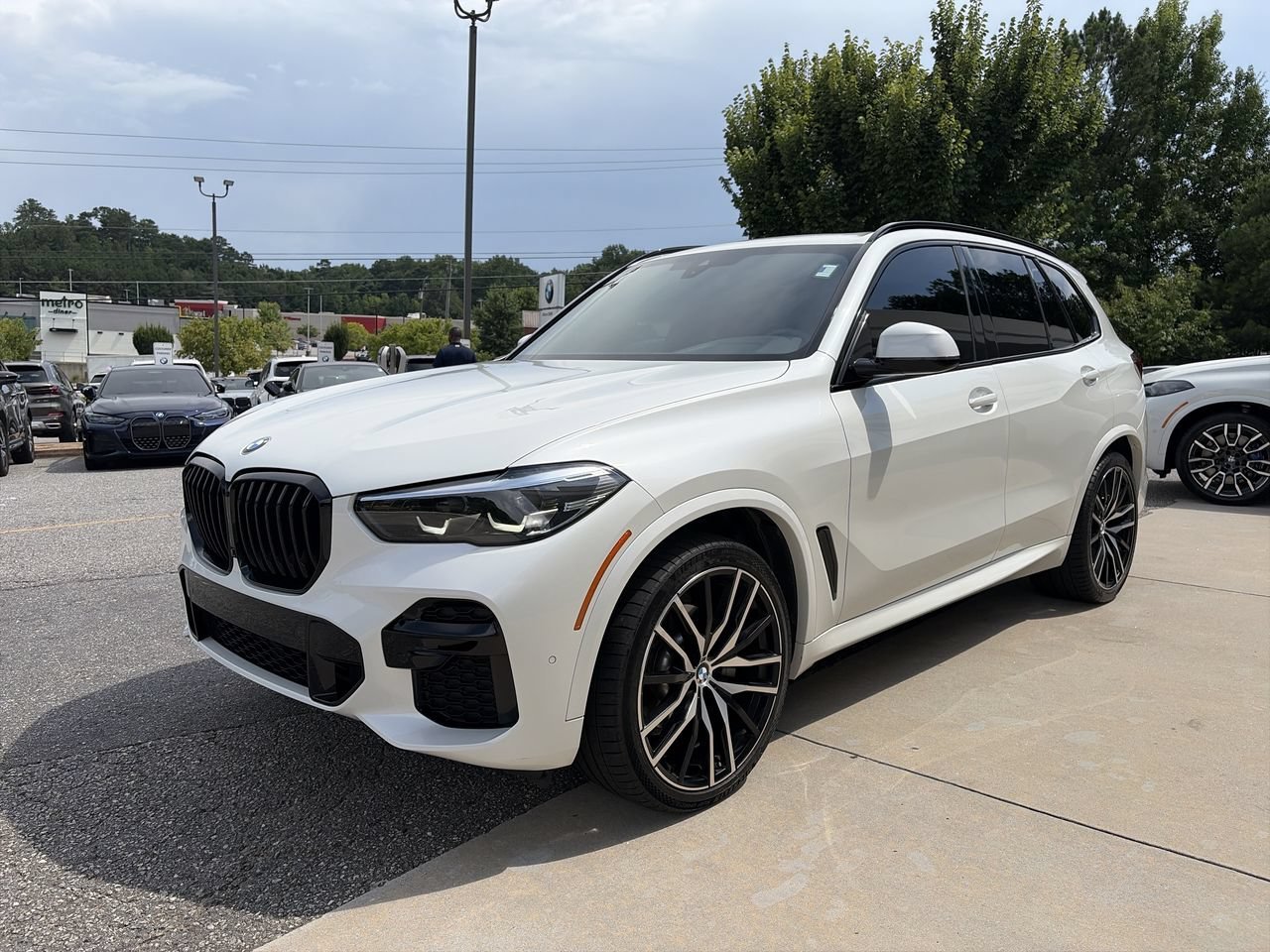 Used 2023 Mineral White Metallic BMW sDrive40i image 4