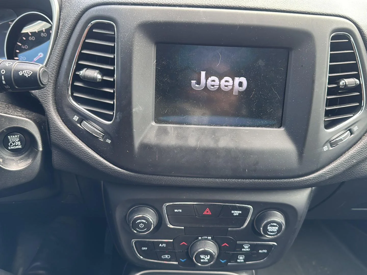 Used 2018 White Clearcoat Jeep Latitude image 9