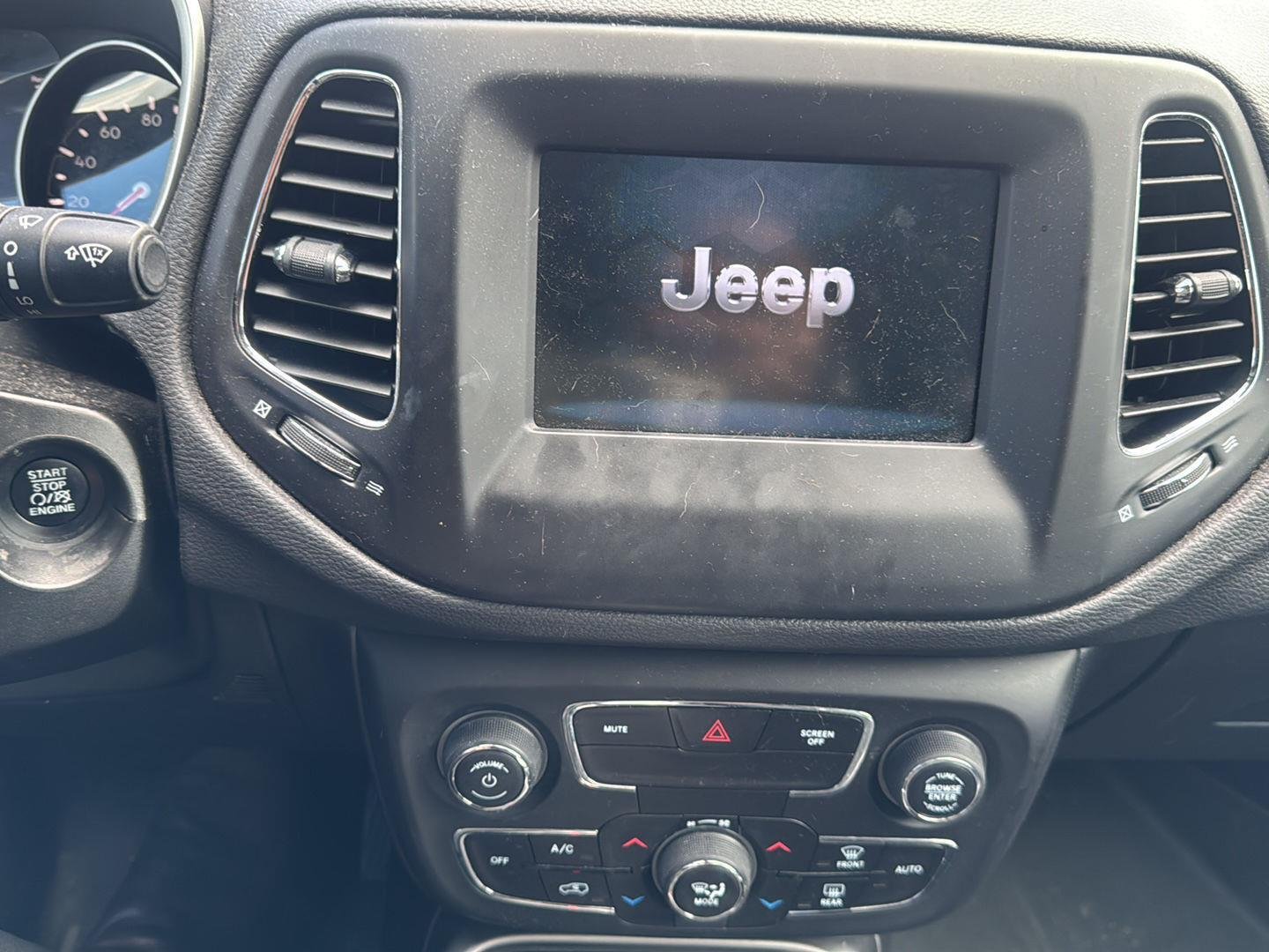 Used 2018 White Clearcoat Jeep Latitude image 9