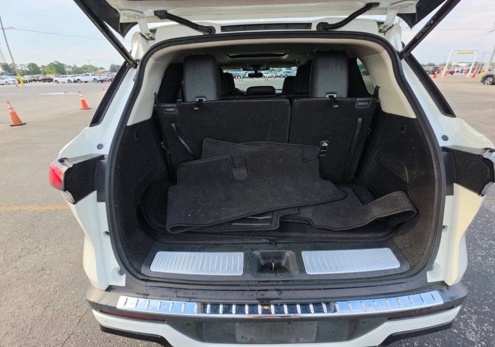 Used 2023 White INFINITI LUXE image 5