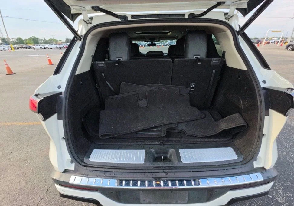 Certified Used 2023 White INFINITI LUXE image 5