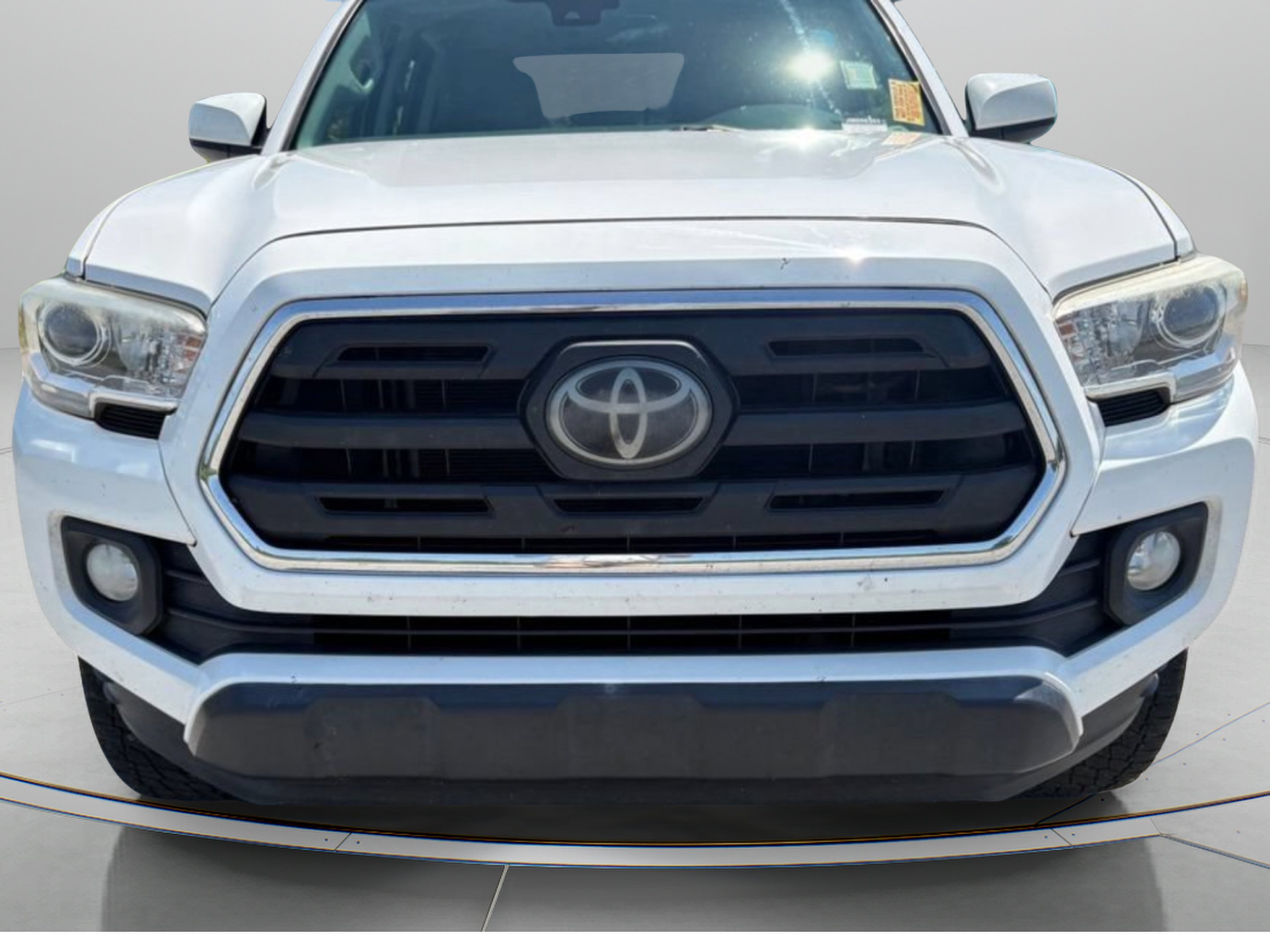Used 2018 Super White Toyota SR5 image 4