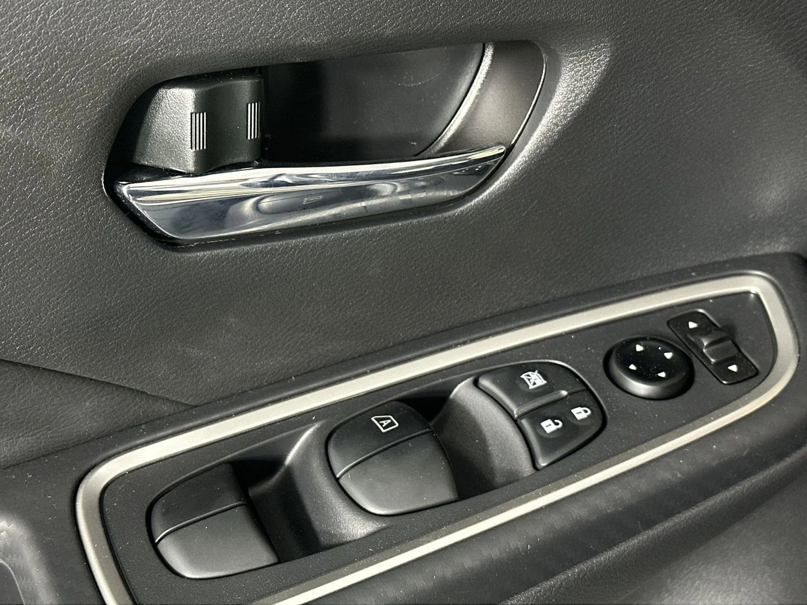 2025 Nissan Versa Sedan SR - Photo 13