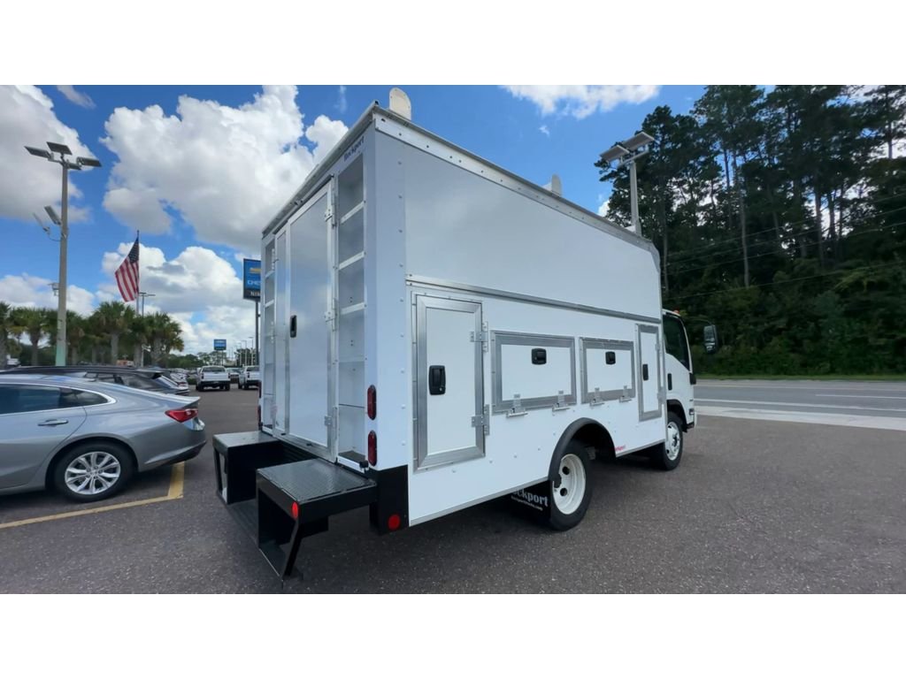 New 2024 Arc White Chevrolet MEDIUM ASH GRAY image 2