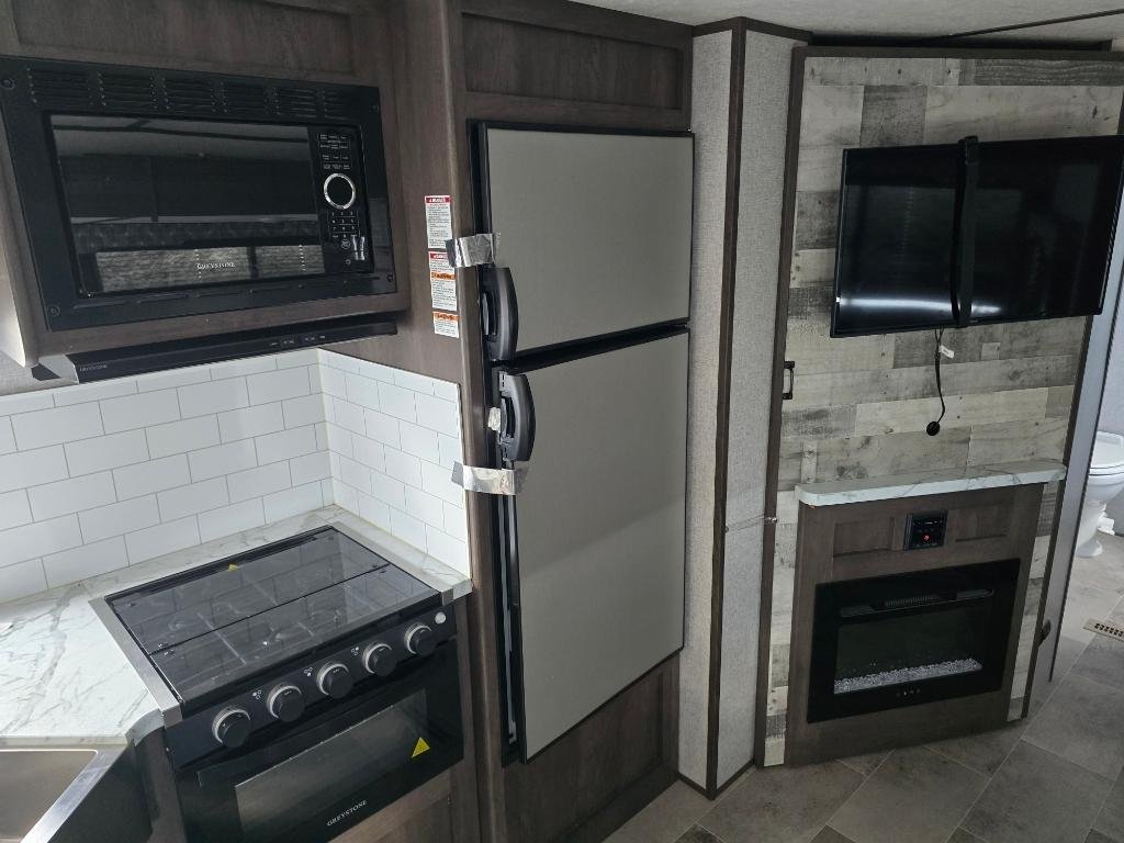 Used 2021 White Coleman  image 24