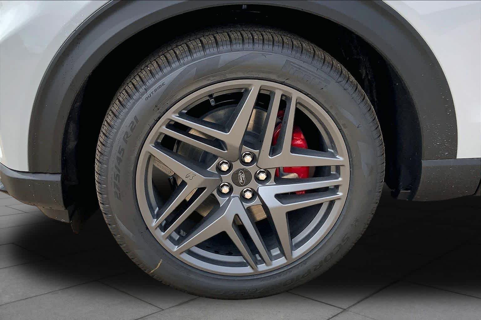 New 2027 Avalanche Gray Ford ST-Line image 11