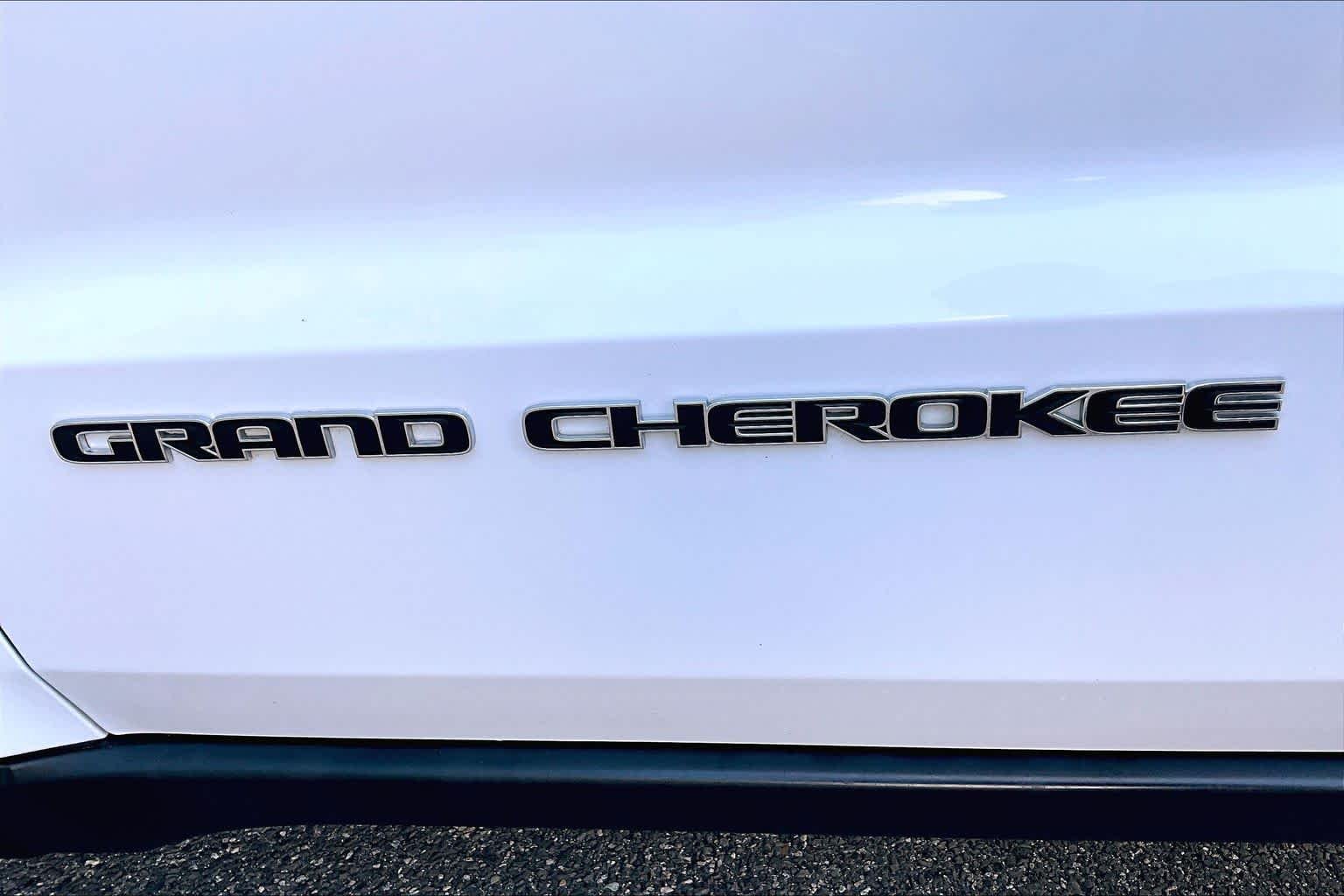 Used 2021 Bright White Clearcoat Jeep Limited image 10