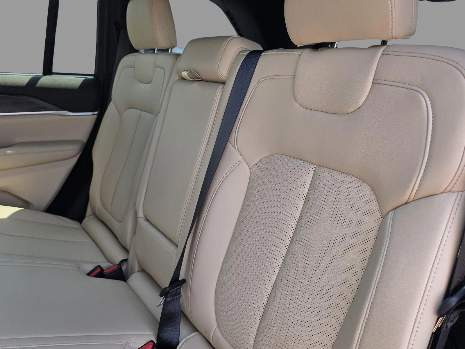 Used 2025 Velvet Red Pearlcoat Jeep Limited image 27